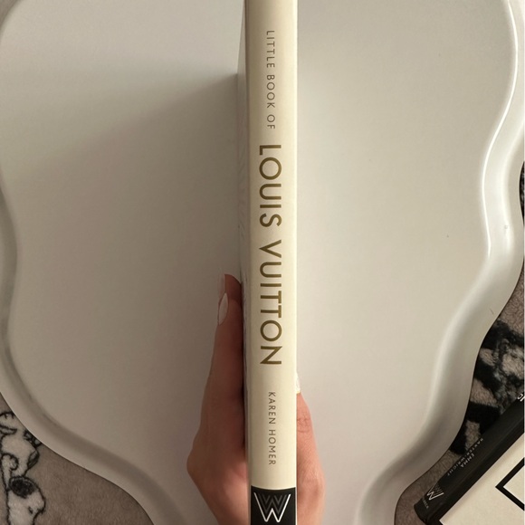 Little Book of Louis Vuitton: The Story of the Iconic Fashion House - Picture 3 of 5